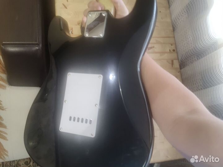 Электро гитара стратокастер черно белая