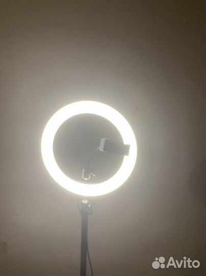 Кольцевая лампа на штативе