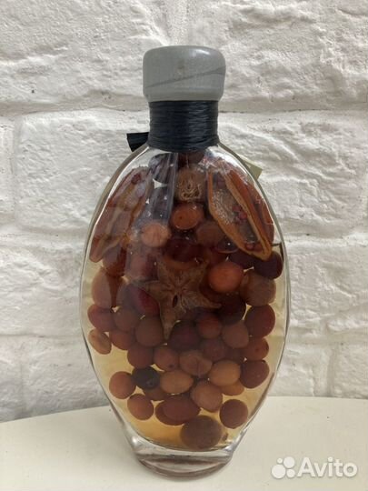 2 декоративные бутылки с ягодами овощами