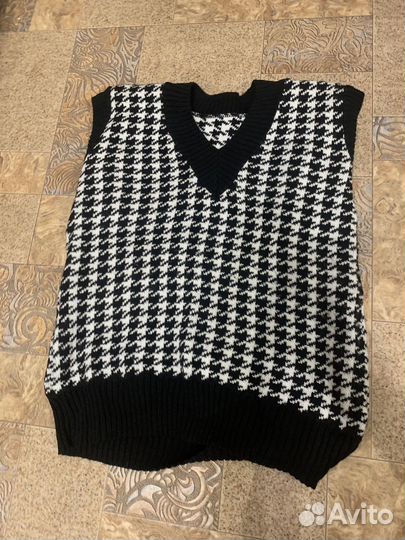 Жилетка женская вязаная