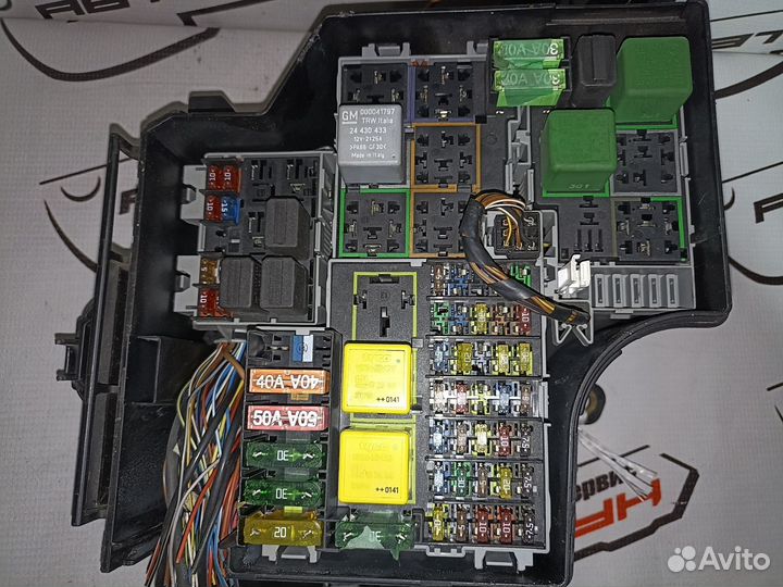Блок предохранителей opel corsa C F08 F68 под капот 9115986