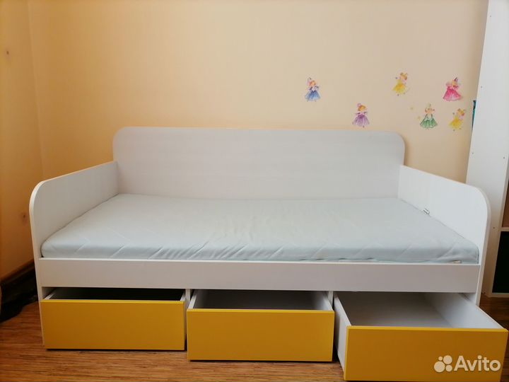 Комплект мебели в детскую