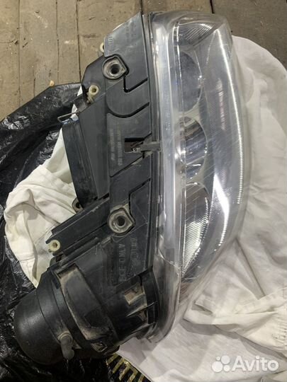 Фара правая volkswagen touareg с дефектом