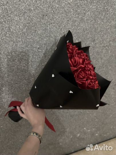 Букет из атласных роз