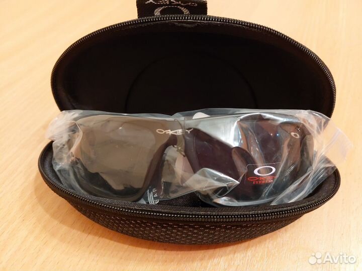 Солнцезащитные очки Oakley