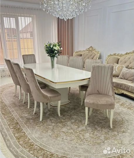 Обеденный стол со стульями
