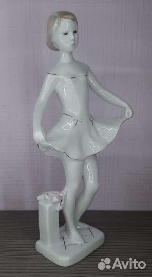 Юная балерина фарфоровая статуэтка лфз