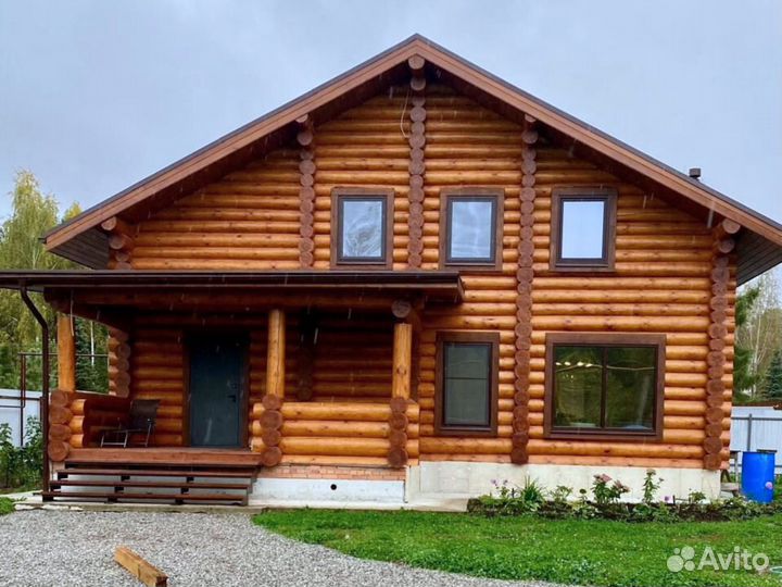 Сруб дома из бревна