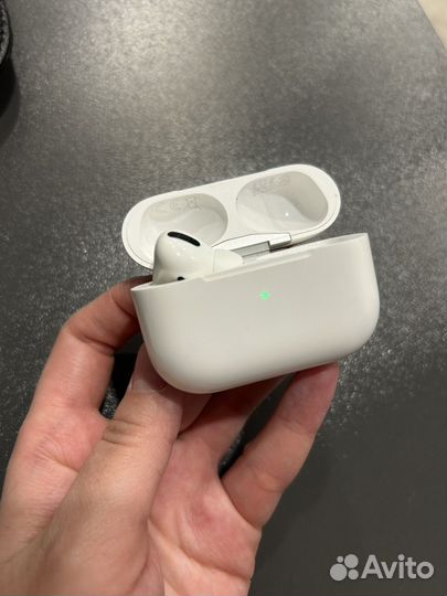 Левый наушник airpods pro с кейсом