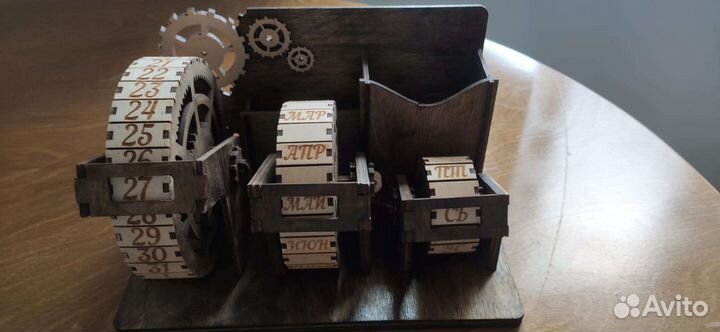 Календарь ручной из дерева