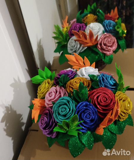 Искусственные цветы на кладбище