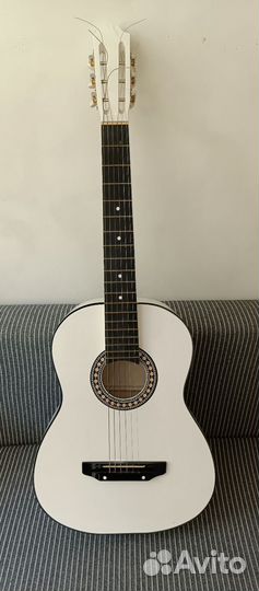 Белая гитара акустическая с анкером