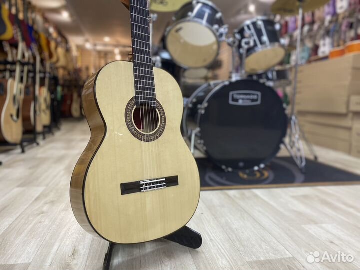 Классическая гитара Martinez