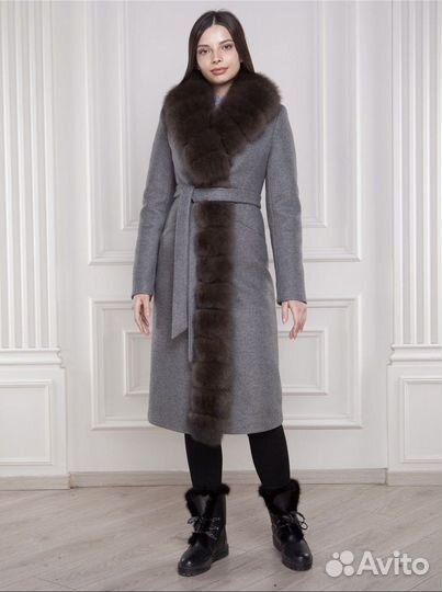 Пальто зимнее с мехом песца, шапочка, перчатки