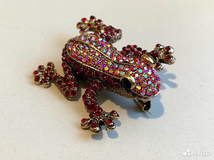 Брошь лягушка с красными стразами