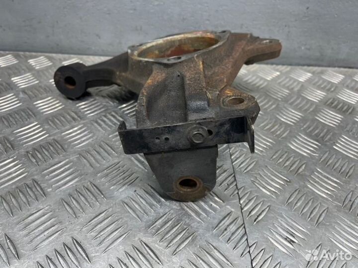 Кулак передний правый Cadillac Escalade GMT900 L92