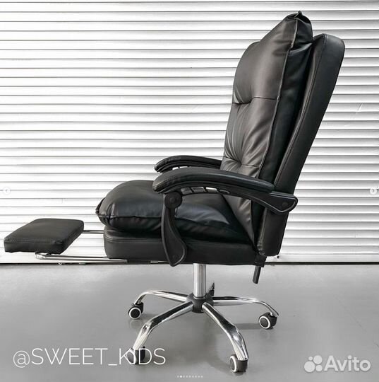 Мягкое компьютерное кресло с подставкой под ноги