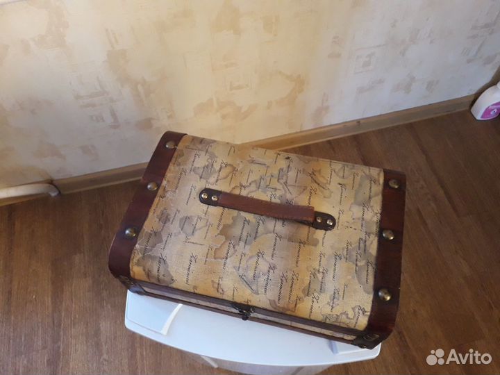 Деревянная шкатулка