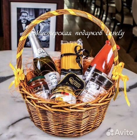 Подарочная корзина с продуктами подарок