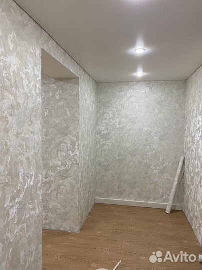 Клеить обои