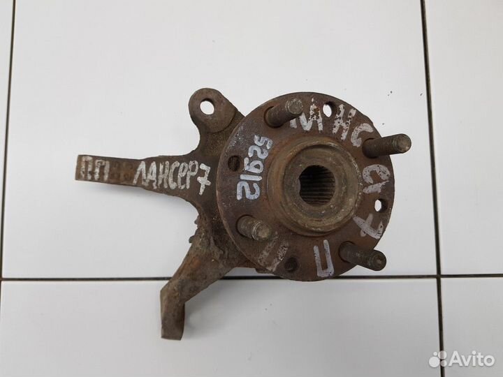 Кулак поворотный передний правый в сборе