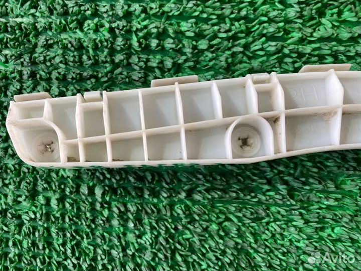 Крепление бампера прав. зад. Mitsubishi Pajero