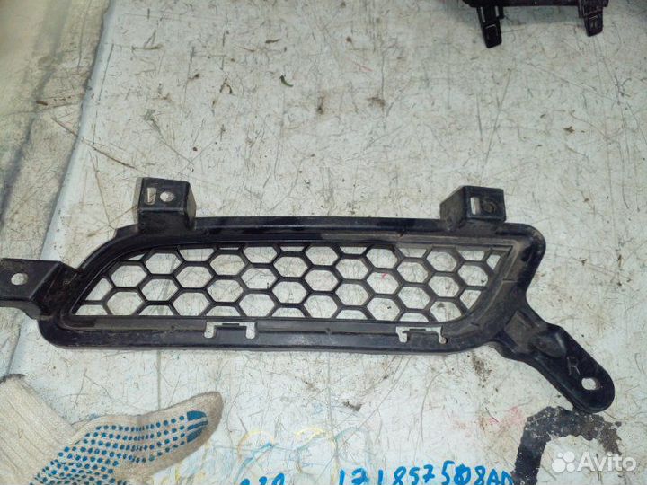 Решетка радиатора передняя правая Mitsubishi