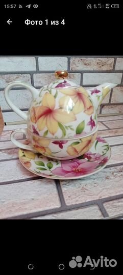 Чайник с блюдцем и чашкой