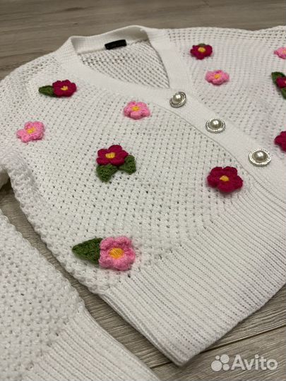 Кардиган женский с вязаными цветами