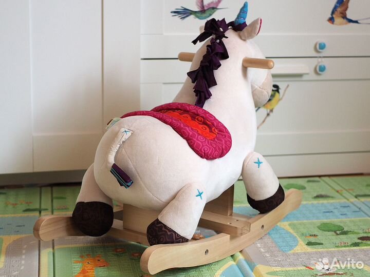 Цокает копытами лошадка-качалка Дилли-Долли