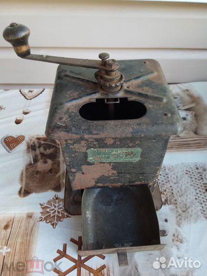 Кофемолка старинная