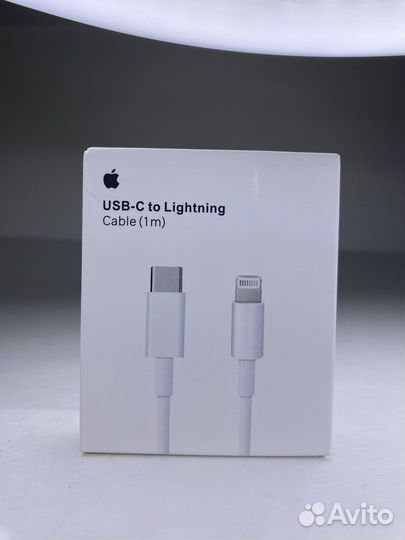 Зарядный кабель lightning на iPhone
