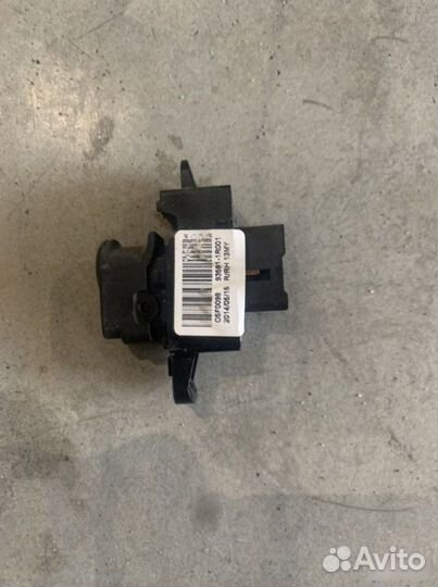 Кнопка стеклоподъемника Hyundai Solaris 1.6 G4FC