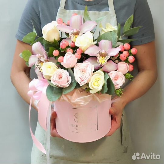 Коробка с орхидеями и розами