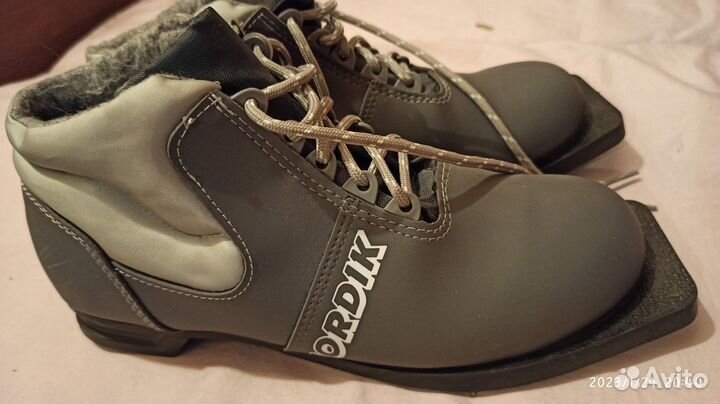 Лыжные ботинки