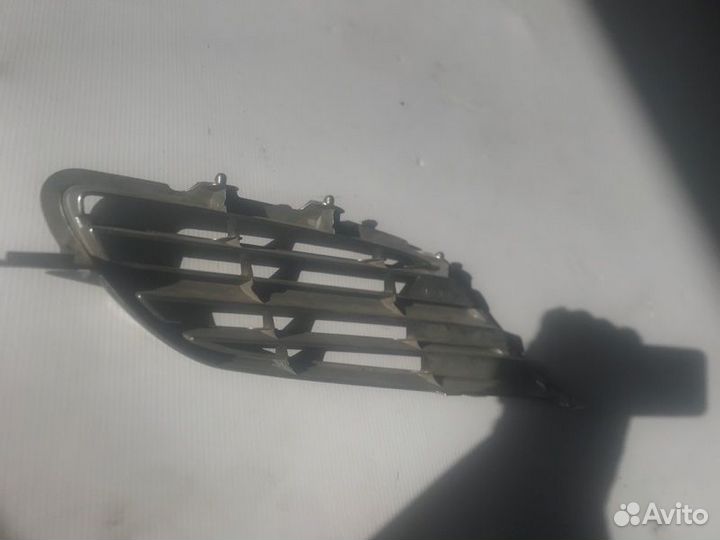 Решетка радиатора передняя левая Nissan Tino HV10