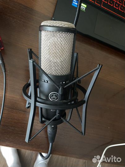 Студийный микрофон akg p220