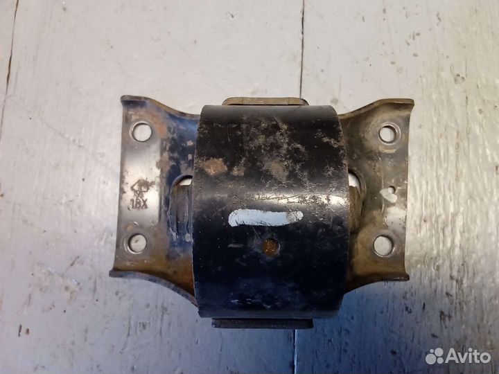 Крепление подушки МКПП на nissan Primera p12