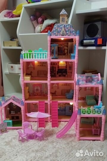 Кукольный домик с мебелью и светом