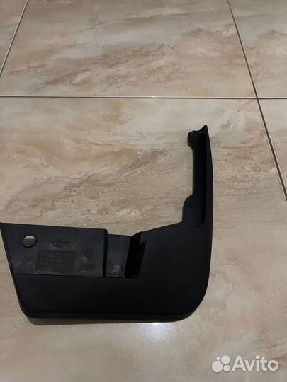 Брызговик передний правый Renault Sandero Ii С