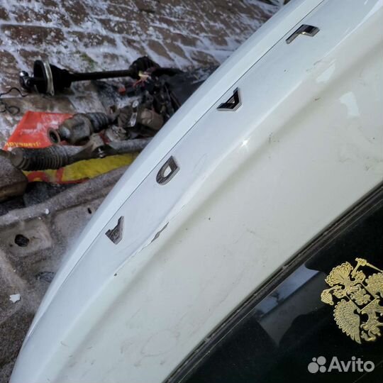 Крышка багажника белая на гранту хэтчбек 21г