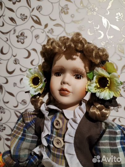 Кукла фарфоровая Германия, 40 см на подставке
