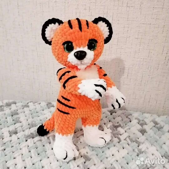 Вязаные игрушки тигр и енот