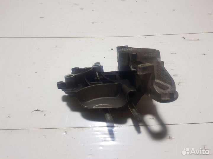 Кронштейн двигателя правый Ford Focus 2