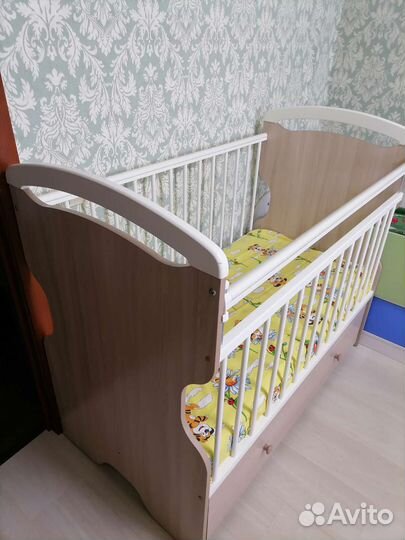 Детская кроватка и пеленальный комод