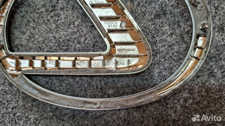 Эмблема на крышку багажника Lexus