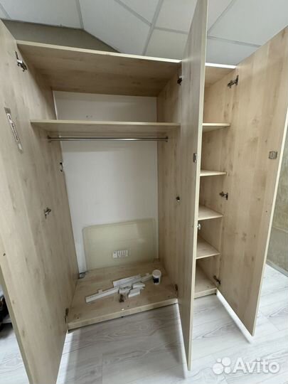 Шкаф трехстворчатый