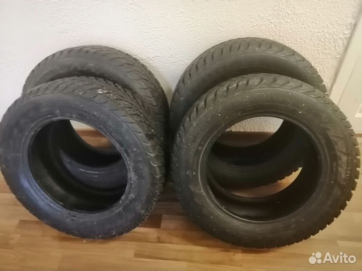 Goodyear UltraGrip Extreme 215/65 R16 98T