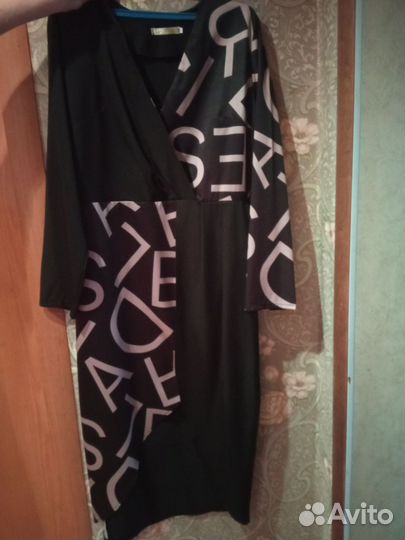 Платье с разрезом