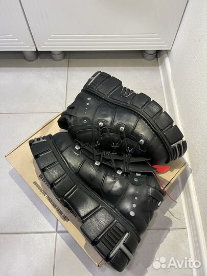 Ботинки new rock на руках